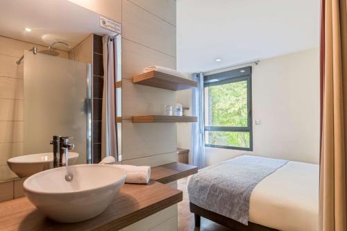Sure Hotel by Best Western Reims Nord的一间浴室