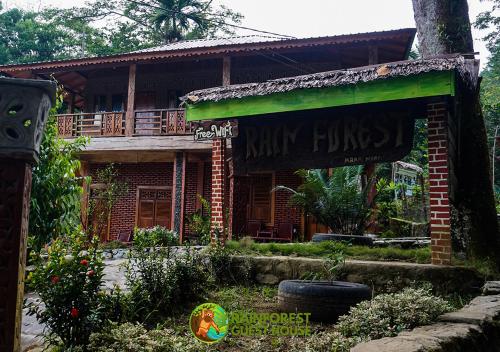 武吉拉旺雨林酒店的前面有标志的砖房