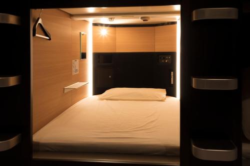 常滑市图呗广场旅馆的一间小卧室,卧室内配有一张床铺