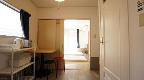 东京池袋宾馆的一间设有门的房间,通往一间设有厨房的房间