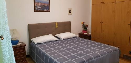莱万托Casa Maria的一间卧室配有一张带两个枕头的床