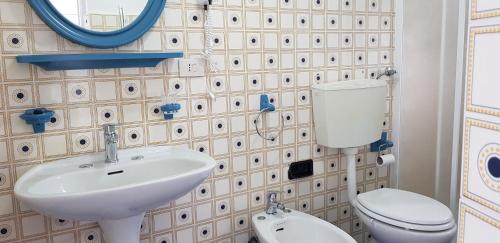 莱万托Casa Maria的一间带水槽、卫生间和镜子的浴室
