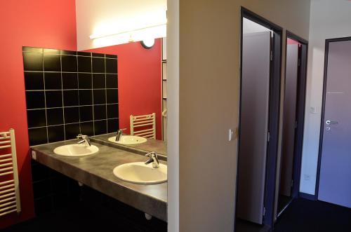 莫尔莱Auberge de Jeunesse de Morlaix的浴室设有2个水槽和镜子