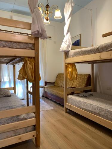 斯库台万达斯旅舍的宿舍内一间设有三张双层床的客房