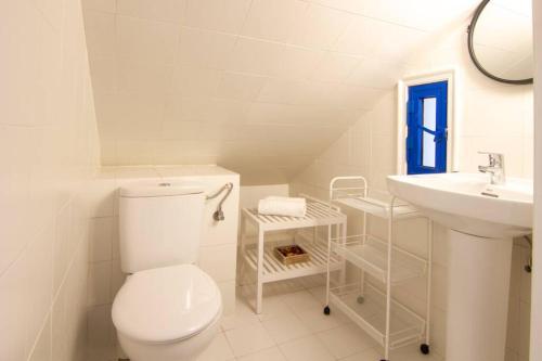 帕斯托布兰克Recién renovado apartamento a 2 min de la playa的白色的浴室设有卫生间和水槽。