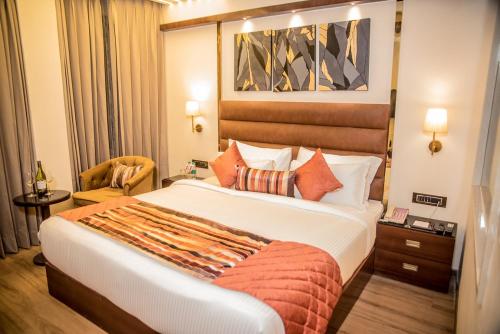 阿姆利则Regenta Inn Amristar Airport Road by Royal Orchid Hotels Limited的一间位于酒店客房内的带大床的卧室