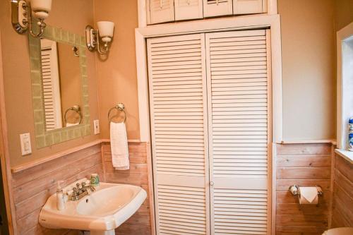 GoshenBrook Road Cabin的一间带水槽、卫生间和镜子的浴室