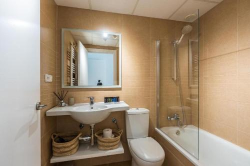 阿尔么丽亚Trendy Homes Almería的一间带水槽、卫生间和淋浴的浴室