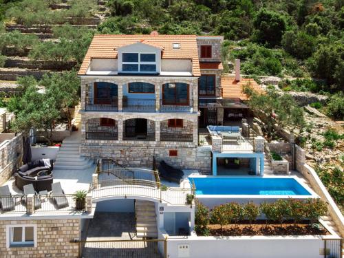 普利格拉迪卡Holiday Home Dona Maria的享有带游泳池的房屋的空中景致