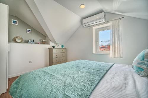 Loft Rooms Split客房内的一张或多张床位