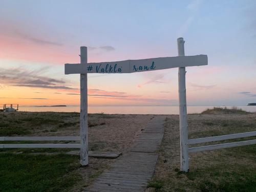 ValklaPuhkekeskus Valkla Rand- Simple accomodation的海滩上的一个标牌上写着vallejo板