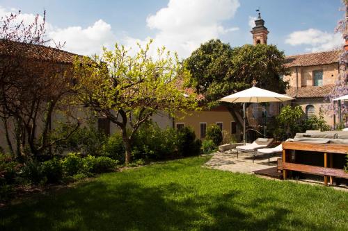 内伊韦阿罗玛塔里奥住宿加早餐旅馆的花园配有桌椅和遮阳伞。