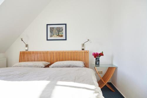 奥斯特巴德里克Haffblick Rerik的一间卧室配有两张床和一张鲜花桌