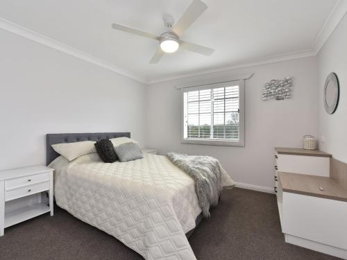 QuorrobolongMalolo Park Guest House的一间卧室配有一张床和吊扇