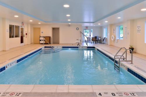 皮克斯基尔皮克斯基尔，下哈德逊山谷快捷假日酒店及套房的游泳池,位于带游泳池的建筑内