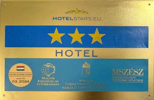 塞格德Illés Hotel的上面有4星的酒店标志