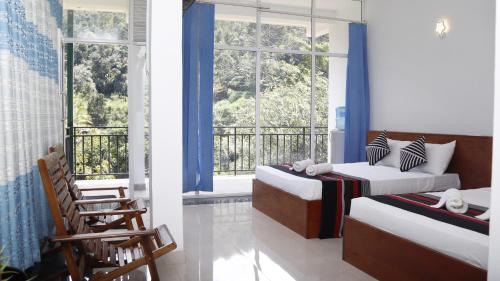 巴杜勒Boo Kirinda Holiday Resort的一间带两张床的卧室和一个阳台