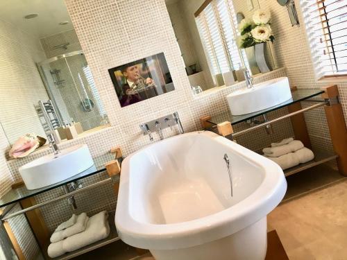 布莱克浦一号圣卢克斯旅馆的一间带大浴缸和两个盥洗盆的浴室