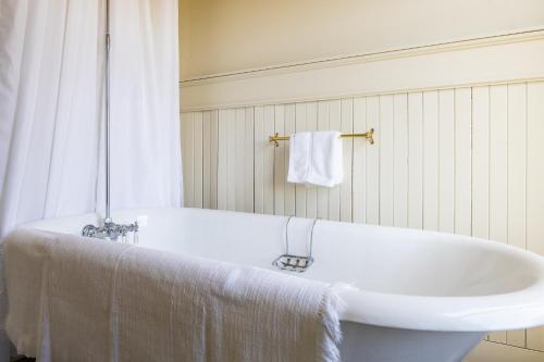 BertrandHôtel Château Albert的浴室配有白色浴缸和水槽