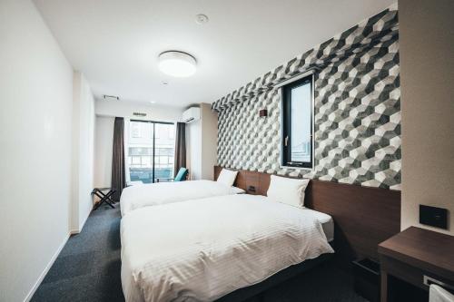 佐贺市TAPSTAY HOTEL - Vacation STAY 35241v的酒店客房设有两张床和窗户。