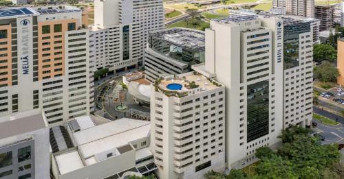 巴西利亚Apartamento no condomínio do Brasil 21 Suites的城市高楼高空景观