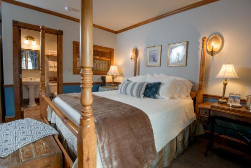 斯特金贝Inn at Cedar Crossing的一间卧室配有一张大床和镜子
