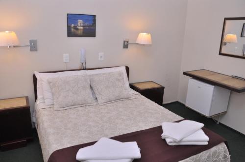 阿蒂加斯HOTEL DEL NORTE的一间卧室配有一张床,上面有两条毛巾