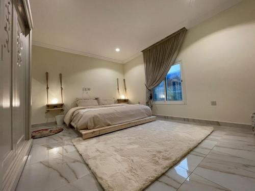 达曼شاليهات 4U vip的一间卧室设有一张大床和一个大窗户