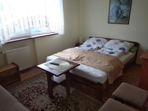 米泽德沃兹Akwarium的一间小卧室,配有一张床和一张桌子