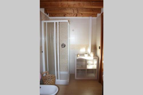 梅纳焦Piscina e vistalago CroceMenaggio CIR 013145-00318的客房设有带水槽和镜子的浴室