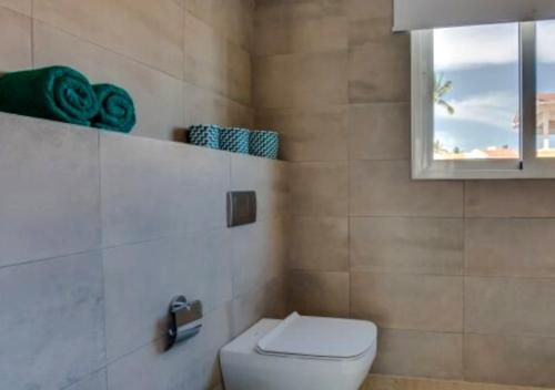 蓬塔卡纳Apartamento Deluxe para Parejas en Punta Cana的一间带白色卫生间的浴室和窗户。