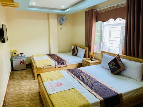 吉婆岛谭春酒店的酒店客房设有两张床和窗户。