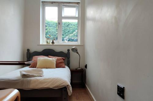 诺丁汉Private Comfortable Guest Suite - Nottingham的一间卧室设有一张床和一个窗口