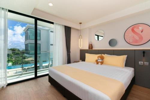 卡塔海滩Wekata Luxury的一间卧室设有一张大床和一个大窗户