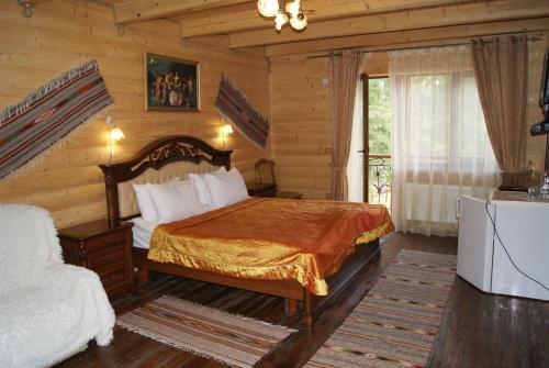 塔塔里夫Hotel Dykyi Med的小木屋内一间卧室,配有一张床