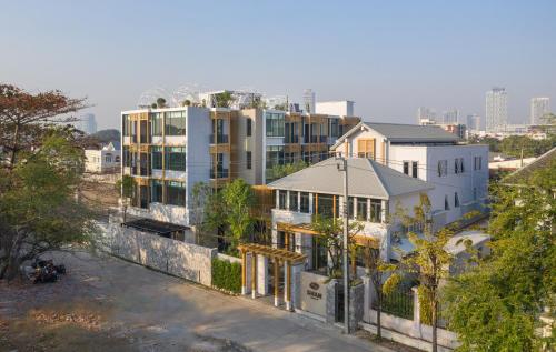 曼谷SHAN Villas Sukhumvit的城市建筑物的顶部景观