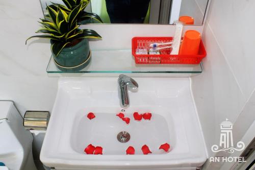 潘切An Hotel Phan Thiết的浴室水槽上装有红色的心
