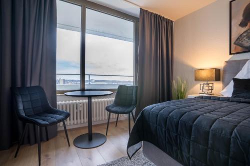 埃森RüSuite - Gemütliches Apartment in Rüttenscheid的酒店客房设有一张床和一个大窗户
