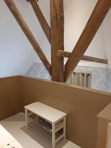 BafloAppartementen Hoek 2的客房设有一张桌子和木梁。