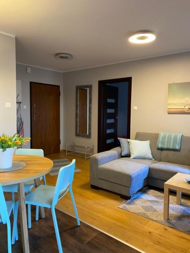 斯蒂格纳Apartament BalticPark Stegna的客厅配有沙发和桌椅