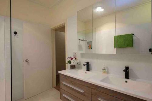 科罗瓦Victoria House- Great location的浴室设有大型白色水槽和镜子