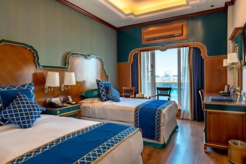 迪拜里维埃拉酒店的酒店客房设有两张床和窗户。
