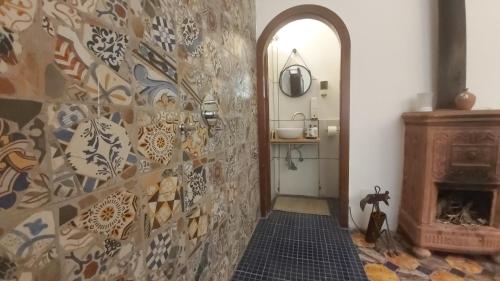 卡瓦德蒂雷尼Room in Villa - dimora aganoor business suite的走廊设有壁炉和石墙