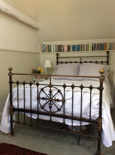 查格福德Wrenscott的一间卧室配有一张带白色床单的大床