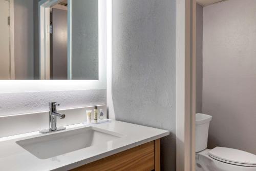 海恩尼斯Comfort Inn Hyannis - Cape Cod的一间带水槽、卫生间和镜子的浴室