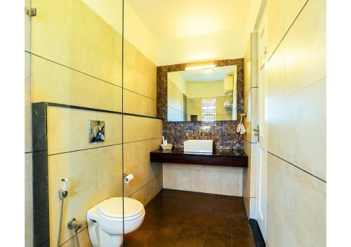 马迪凯里MySpace Express Oleander Service Apartments的一间带卫生间和镜子的浴室