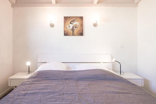 达格比尔Ferienhaus Stockente的卧室配有一张床,墙上挂有绘画作品