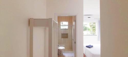 巴拉那州蓬塔尔Pousada Pontal do Sul的白色的浴室设有卫生间和窗户。