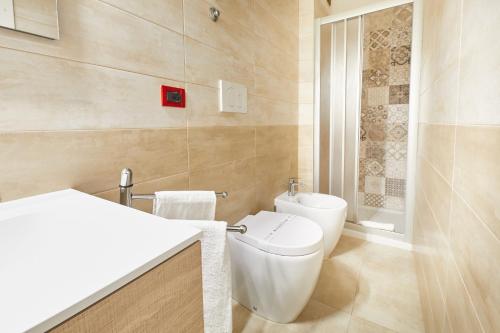 比比翁Lilium Maris Hotel的一间带卫生间和水槽的浴室