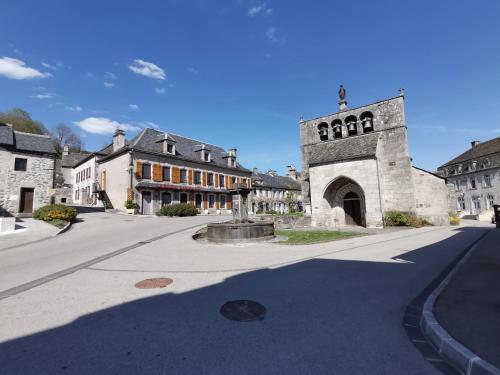 Saint-Étienne-de-ChomeilLa Ruche Cantalienne的一条空的街道,有一座钟楼